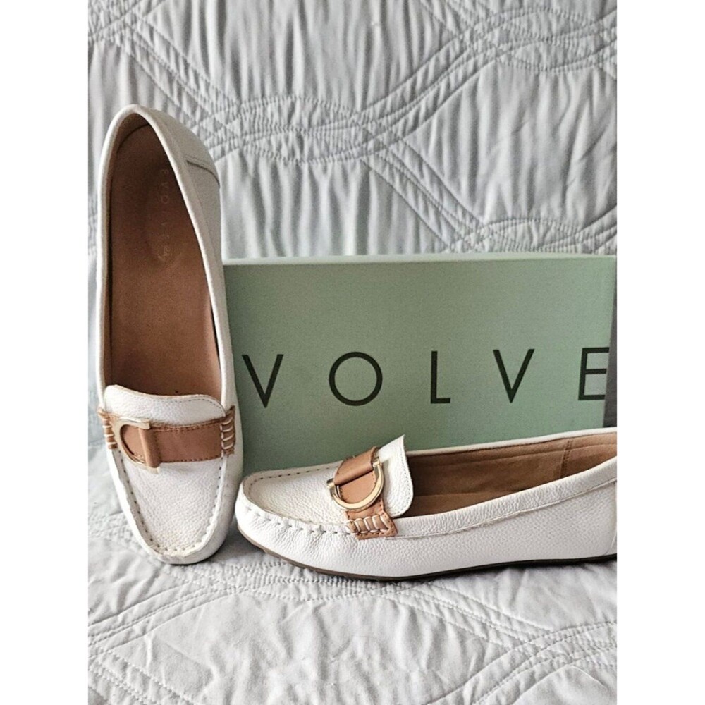 Evolve Tumbled White & Tan Leather Loafers with Gold buckles Size 7.5